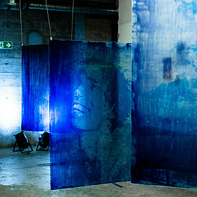 Die blauen Portraits auf Plexifglasscheiben von Nicolai Platzen.